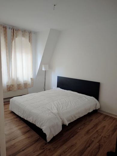 Helle 3-Zimmer-Wohnung mit Einbauküche in Bremerhaven – Schlafzimmer mit Doppelbett