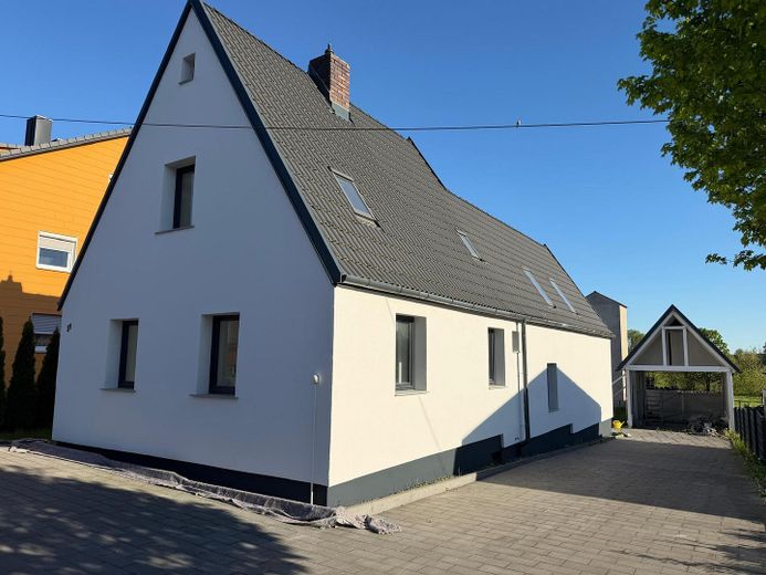 Modernisiertes Einfamilienhaus mit separatem Wohnbereich und großem Garten in Lonnerstadt – Vorderansicht 2