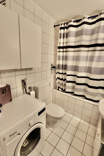 Badezimmer mit WC und Badewann