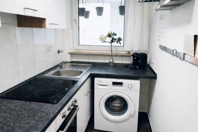 Provisionsfrei: Möbliertes Apartment mit Loggia im Heusteigviertel – Küche mit neuem Ceranfeld