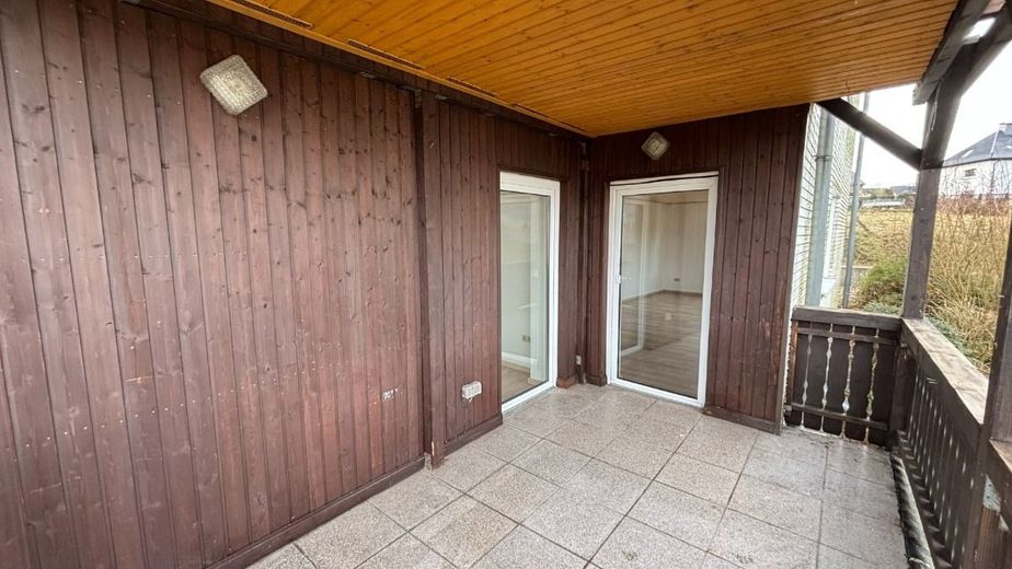 4-Zimmer-Erdgeschosswohnung mit Balkon, EBK &amp; PKW-Stellplatz – Balkon - www.immobilien-heise.de
