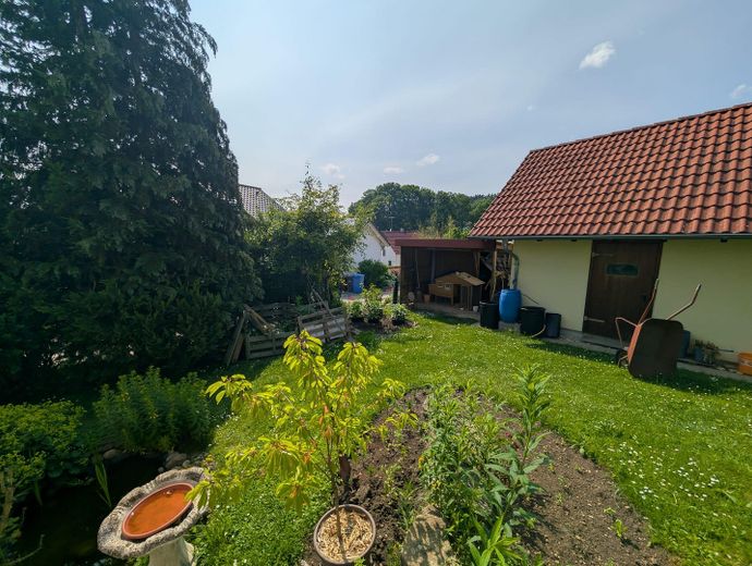 Blick auf Garage und Schuppen