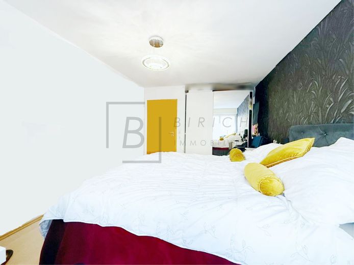 Immediately available: Well-maintained 4.5-room apartment with garage, balcony &amp; elevator – Schlafzimmer
