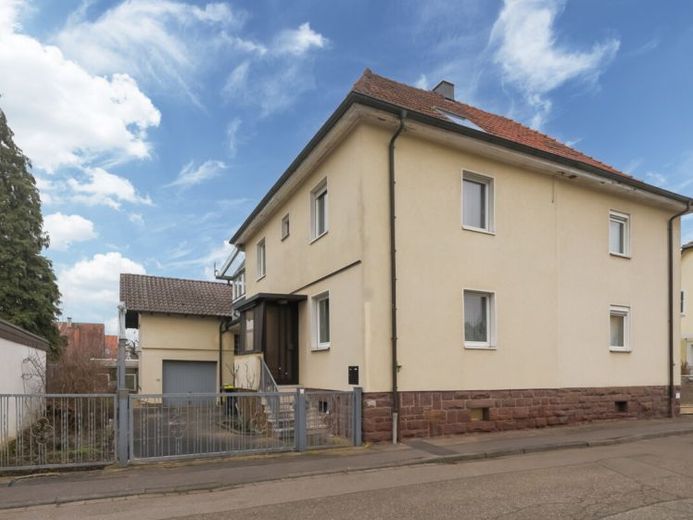 Viel Platz für Familie & Ideen – Doppelhaushälfte mit Wintergarten und Nebengebäude! – Foto 1