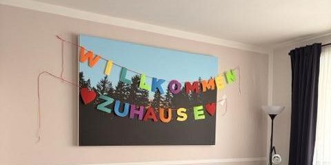 Helle 3-Zimmer-Wohnung mit Südost-Balkon, TG-Stellplatz in Bahnhofsnähe in Esting – Wohnzimmer