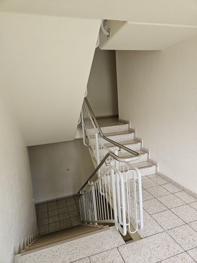 *بدون عمولة* من المالكة، متاحة فورًا، شقة أنيقة مع مرآب تحت الأرض – Treppenhaus