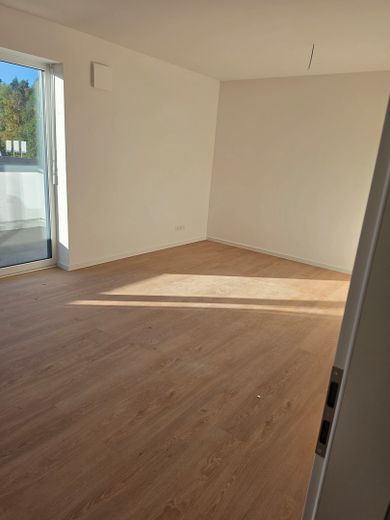 Primera ocupación: moderno apartamento en planta retranqueada con terraza en la azotea y confort residencial energéticamente eficiente – Offene Wohnküche