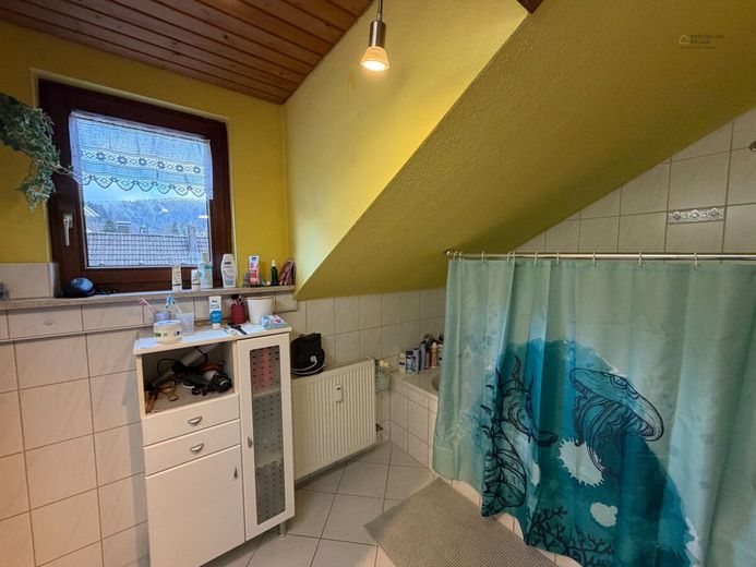 Ruhige 3-Zimmer-Dachgeschosswohnung mit Balkon &amp; Carport - Kapitalanlage mit Potenzial – Bad