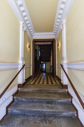Listed monument-protected maisonette · 137m²· 70 m² roof terrace · elevator · vacant · Leipzig Zentrum-Nord – Eingang Treppenhaus