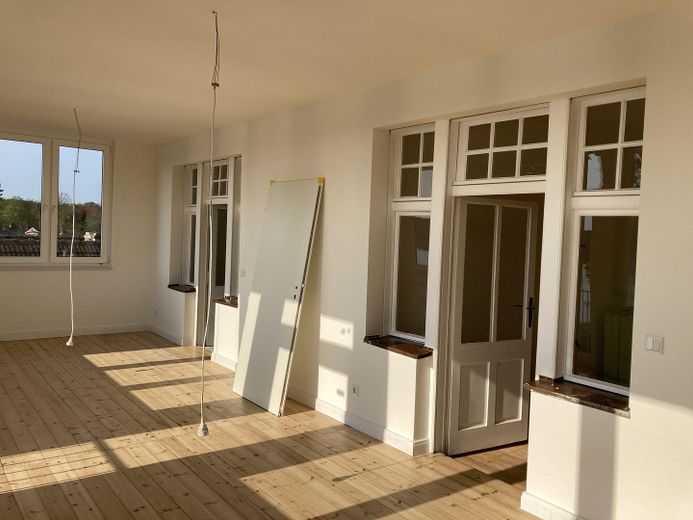 Sonnige 3-Zimmer-Wohnung im sanierten Altbau – Wohnzimmer