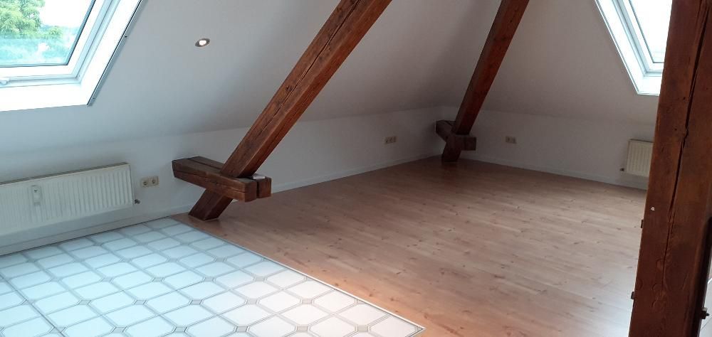 Schicke, gemütliche Dachgeschosswohnung in ruhiger Lage – Küche &amp; Essbereich