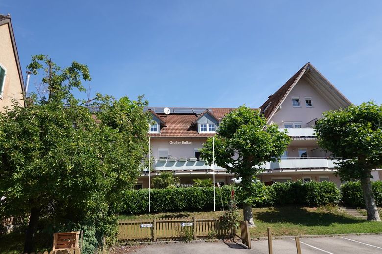 Großzügige Maisonette-Wohnung mit Reihenhausgefühl - "Haus im Haus" – Außenansicht - Terrasse und Balkon