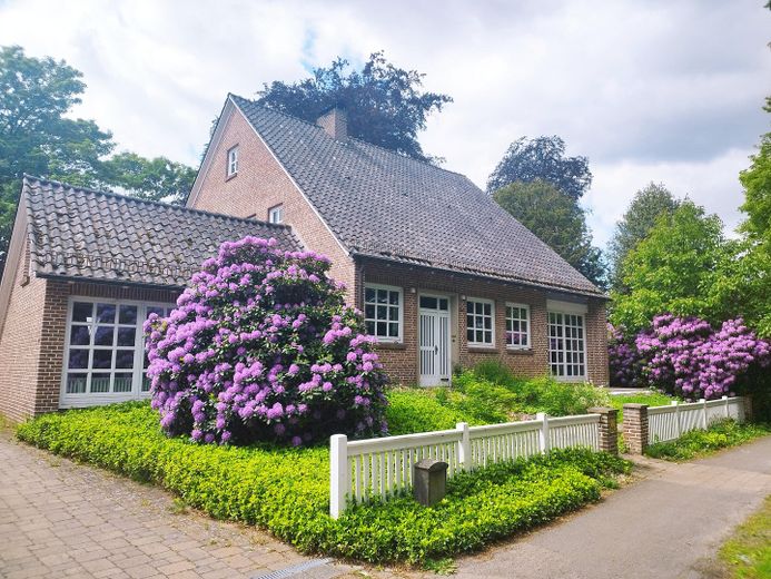 Stilvolles Einfamilienhaus in Oberneuland – Straßenansicht