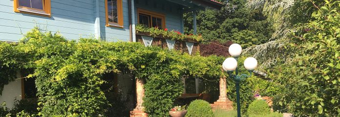 Am Waldrand gelegenes Einfamilienhaus mit ELW und parkähnlichem Garten – Südseite des Hauses