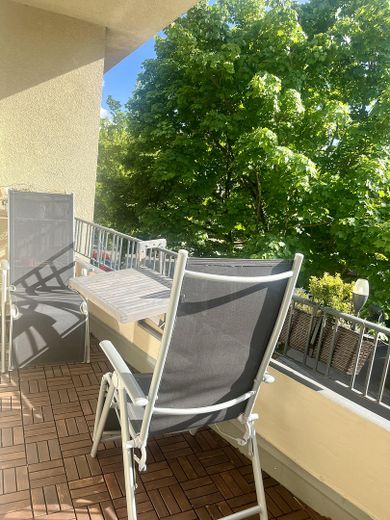 Balkon mit modernem Holzboden