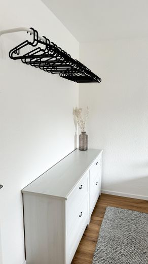 Sanierte und möblierte 2-ZKB Eigentumswohnung – Kommode Schlafzimmer