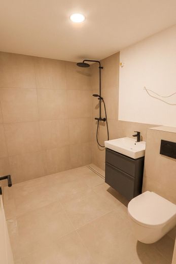 Erstbezug nach Sanierung: Barrierearme 2-Zimmer-Wohnung, Balkon & Tiefgarage in Bestlage Iserlohns – Badezimmer unmöbliert