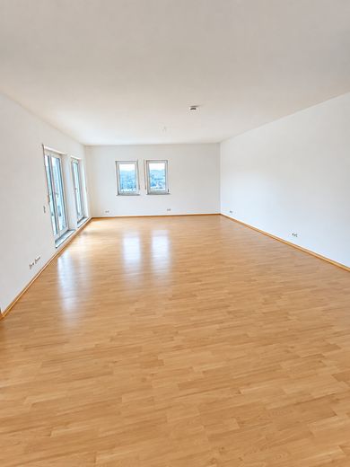 Amplio apartamento de 3 habitaciones con 140 m², terraza en la azotea y mucho espacio en Bad Ems – Wohnzimmer