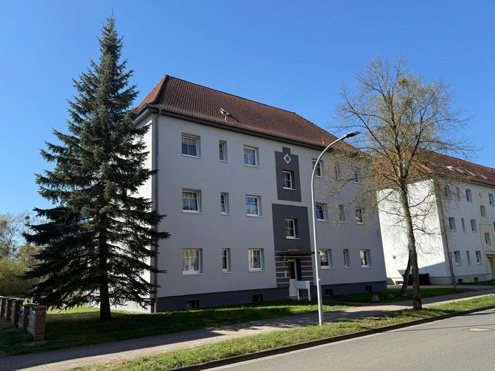 HORN IMMOBILIEN++ Neustrelitz, Mehrfamilienhaus mit 6 WE, Balkone, Stellplätze und Keller -vermietet- – Straßenansicht