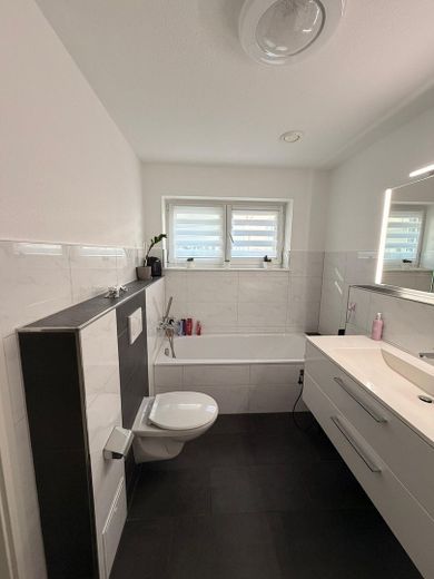 Zentrale 3,5-Zi.-EG-Wohnung,92m²,barrierefrei TG-provisionsfrei – Bad
