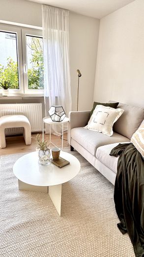 شقة ساحرة من 3 غرف: أول سكن بعد تجديد أنيق – Wohnzimmer - echtes Foto