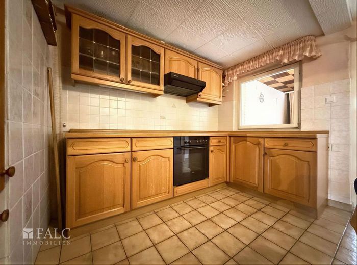 ***Blick auf die Burg Plesse - Haus mit Doppelgarage und üppiger Terrasse in Eddigehausen*** – Küche EG