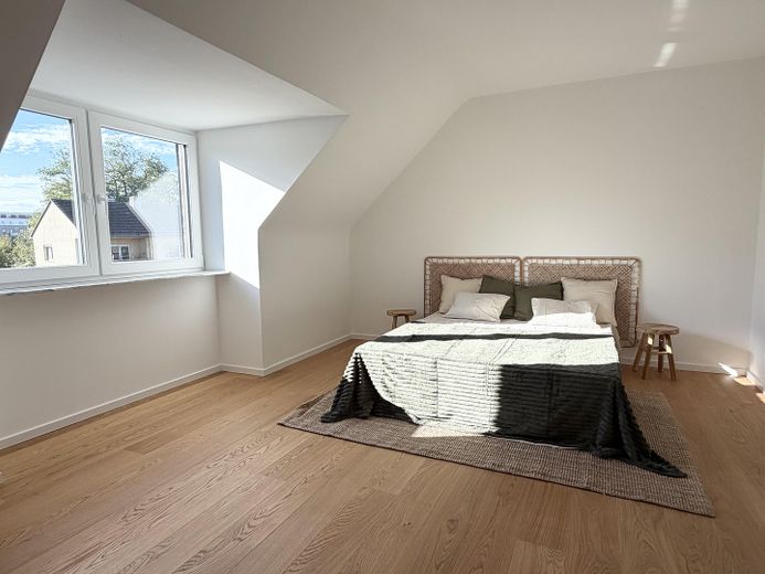Appartement mansardé élégamment modernisé – possibilité d’aménagement en duplex avec terrasse sur le toit – Schlafen