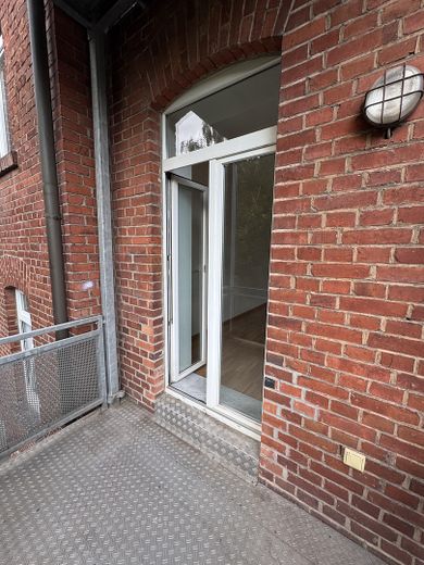 Güzel balkonlu ve yeşil manzaralı 2 odalı daire kiralıktır! – Balkon