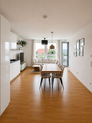Aantrekkelijk 3,5-kamerappartement met loggia, ingerichte keuken en prachtig uitzicht – Wohn-/Essbereich