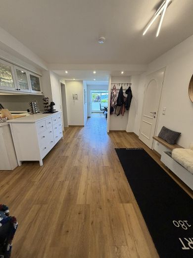 Modernisierte 3-Zimmer-Wohnung mit traumhaftem Bergblick – Eingangsbereich