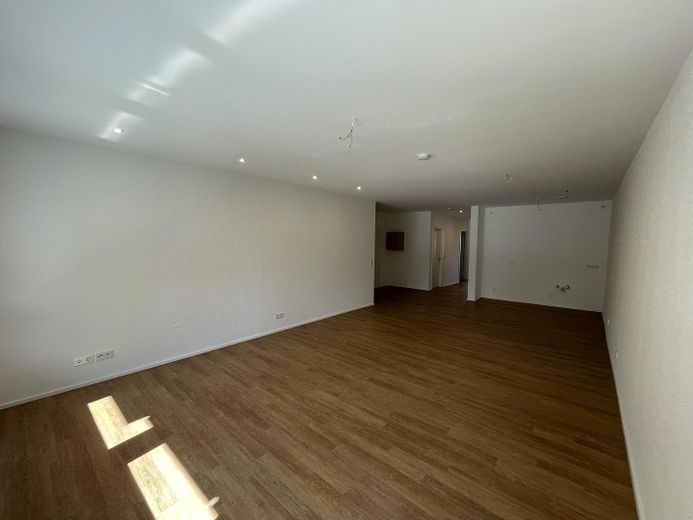 Teraslı 2 odalı yeni bina dairesi (81 m²) – zemin katta ilk kullanım | Recklinghausen-Nord – Wohnzimmer mit offener Küche
