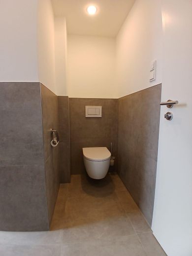 Piso de 4 habitaciones completamente renovado con balcón en Trier-Heiligkreuz – de alta calidad y listo para entrar a vivir – Badezimmer