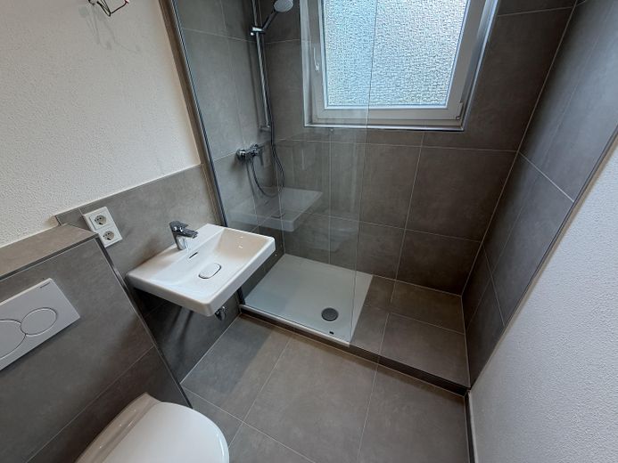 Appartement de 4 pièces entièrement rénové à Wiesbaden – Photo 8