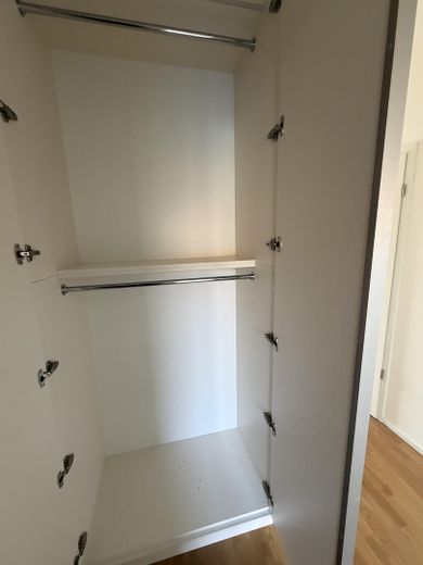 Lichtenberg'de geniş manzaralı modern yaşam: 4 oda, yerden ısıtmalı yeni bina – Einbauschrank Flur