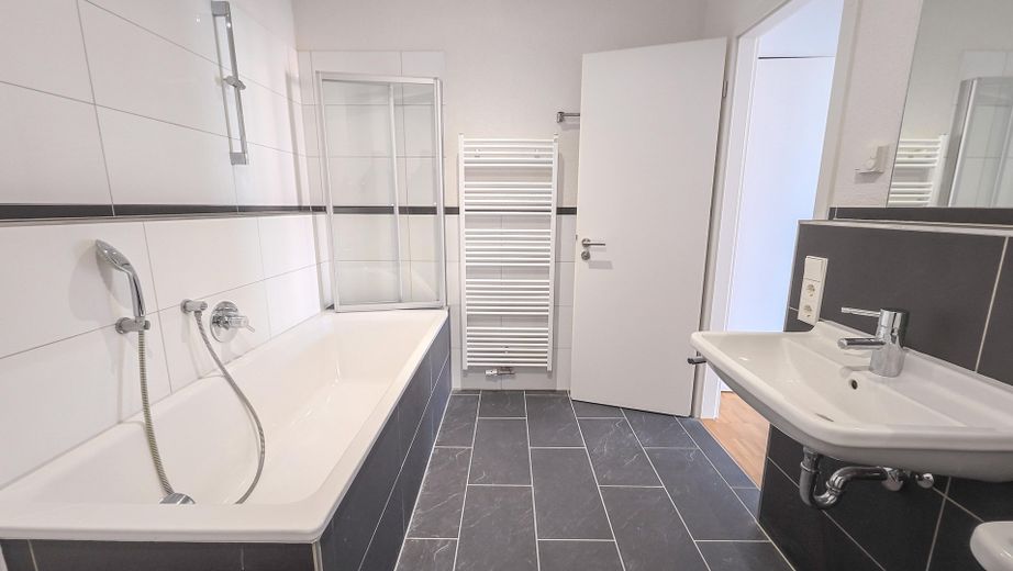 Hochwertig sanierte 2-Zimmer-Wohnung im historischen Ensemble - Seenähe, Balkon & Aufzug – Wohnung A09 - Badezimmer 3