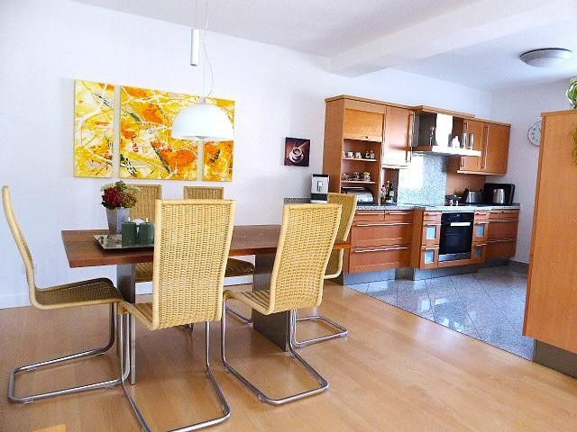 Skrajny dom szeregowy w architekturze split-level, wszystko oprócz zwyczajności! – Küche und Essplatz