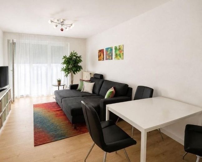 Gepflegte 2-Zimmer-Wohnung mit Südwest-Terrasse, separatem Aufgang und Tiefgaragenstellplatz – Wohnzimmer