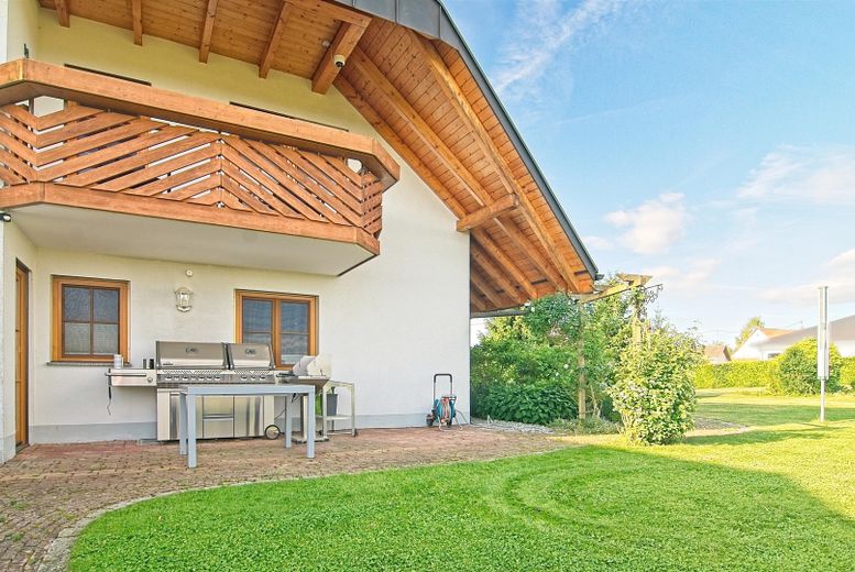 Prestigious A+ country house with in-law apartment on park-like grounds – Nordterrasse