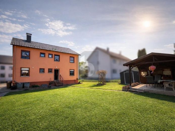 STILVOLL MIT SCHÖNEM GARTENBEREICH – फोटो 1