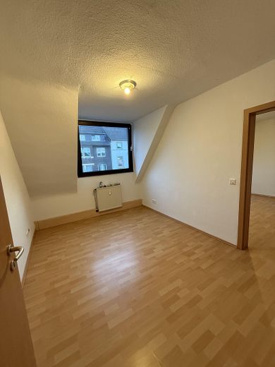 Helle 2-Zimmer-Wohnung mit Tageslichtbad – Wohnzimmer