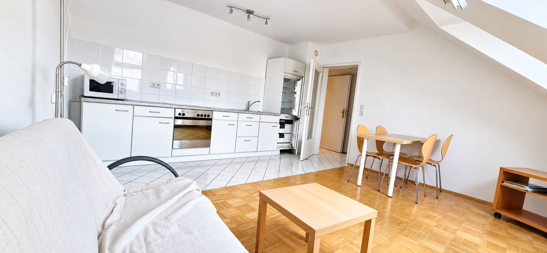 Mooie, gedeeltelijk gemeubileerde 2-kamerwoning op een centrale, rustige locatie – Wohnzimmer #1