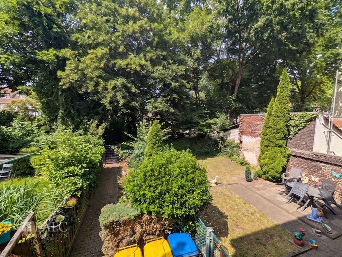 Grundsolides 9-FH in GE-Ückendorf: Hoher Cashflow &amp; massive Mietreserve bei 822 EUR/m² – Garten von oben 2