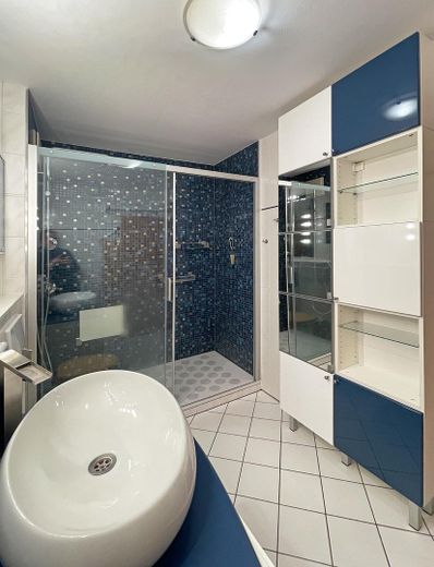 3 Zimmer Dachgeschosswohnung mit Sonnenterrasse und Balkon – Bad mit begehbarer Dusche