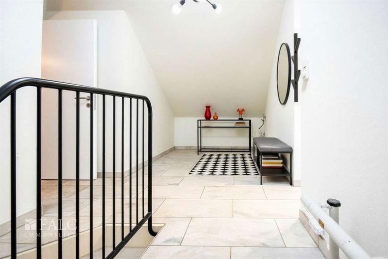 Stilvolle Maisonette mit Balkon, TG-Stellplatz &amp; Aufzug – Flur - obere Ebene - (KI generiert)
