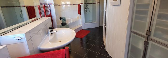 Bad mit Dusche und Badewanne