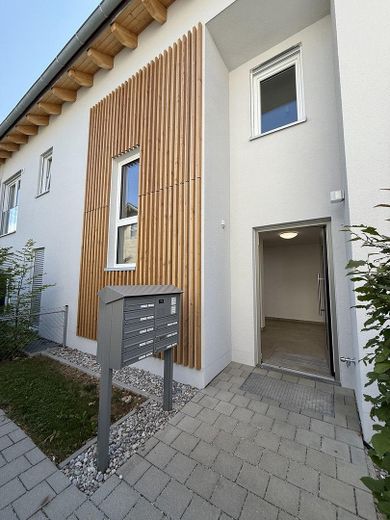 Schöne 2-Zimmer-Gartenwohnung in Bestlage in Höhenkirchen-Siegertsbrunn – Eingangsbereich Wohnanlage 