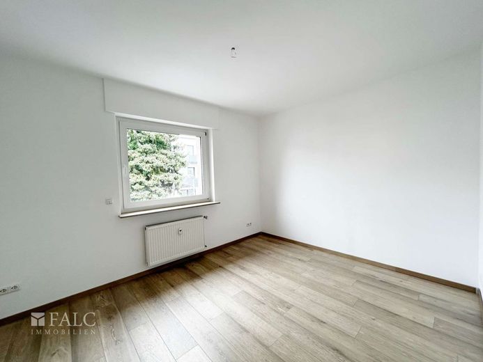 Hochwertig nach KFW Standard saniertes Dreifamilienhaus – OG Schlafzimmer 1