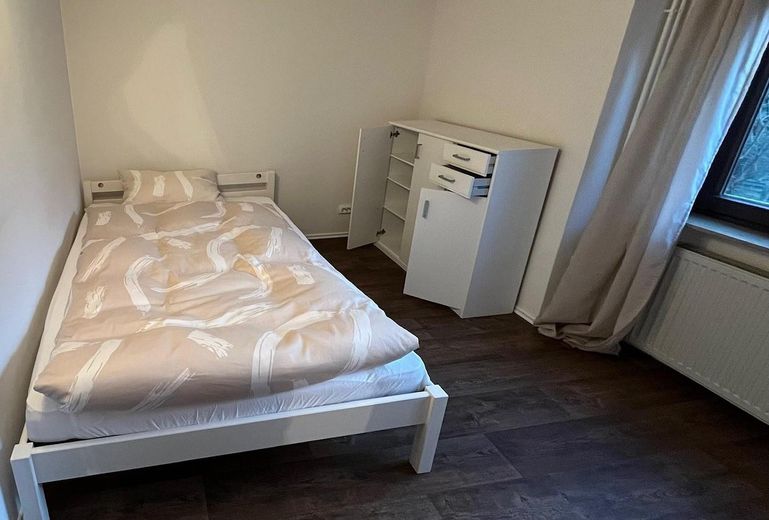 Sonnige Einlieger-Wohnung mit Gartenanteil und kompletter Einbauküche – Schlafzimmer