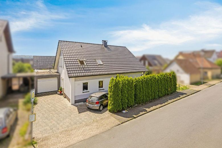 Wohnen mit Zukunft: Einfamilienhaus mit Wärmepumpe, Kamin und Effizienzklasse A+ – Außenansicht Straßenseite