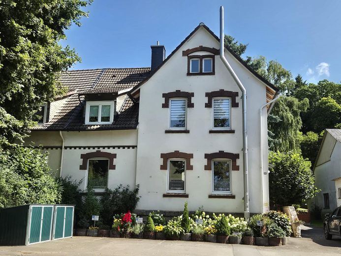 Elegante casa bifamiliare ristrutturata con terreno edificabile urbanizzato a Diemelsee-Adorf – Herzlich willkommen, Haus vorn